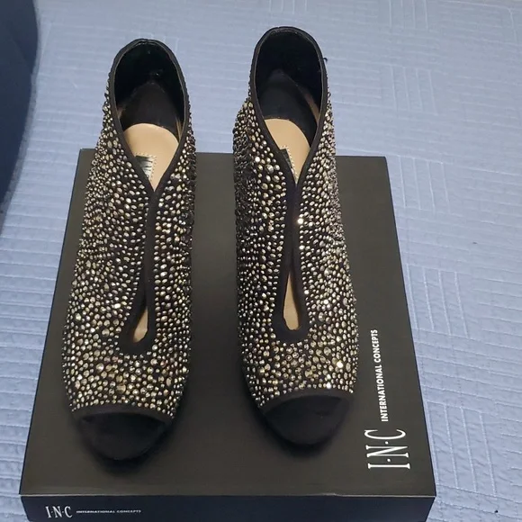 Shoes - Picture 6 of 8